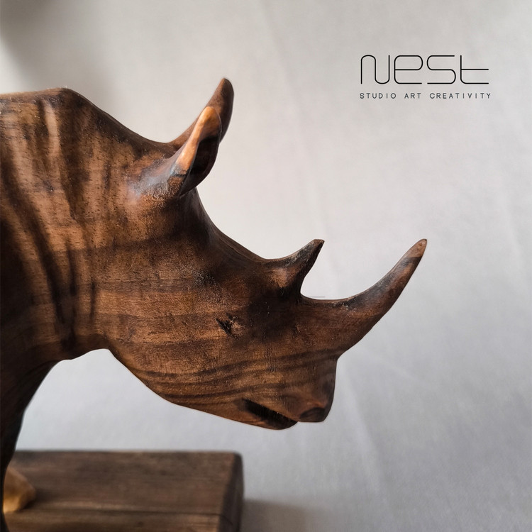 مجسمه کرگدن چوبی