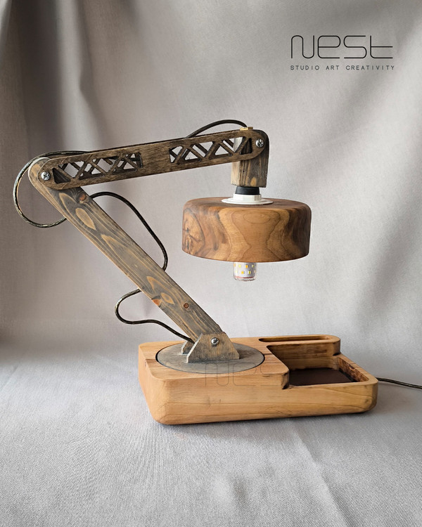 چراغ مطالعه چوبی با طراحی جرثقیلی