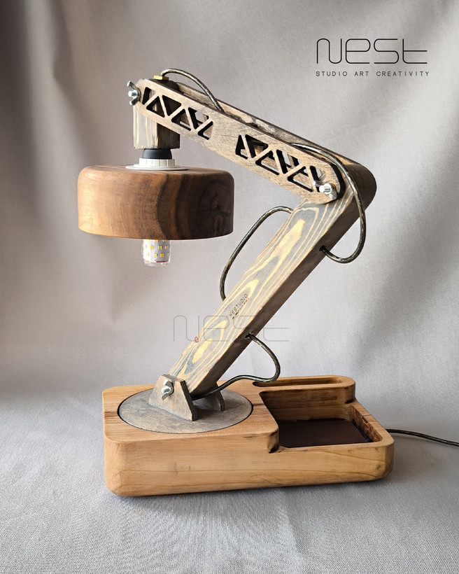 چراغ مطالعه چوبی با طراحی جرثقیلی قابل تنظیم برای میز کار